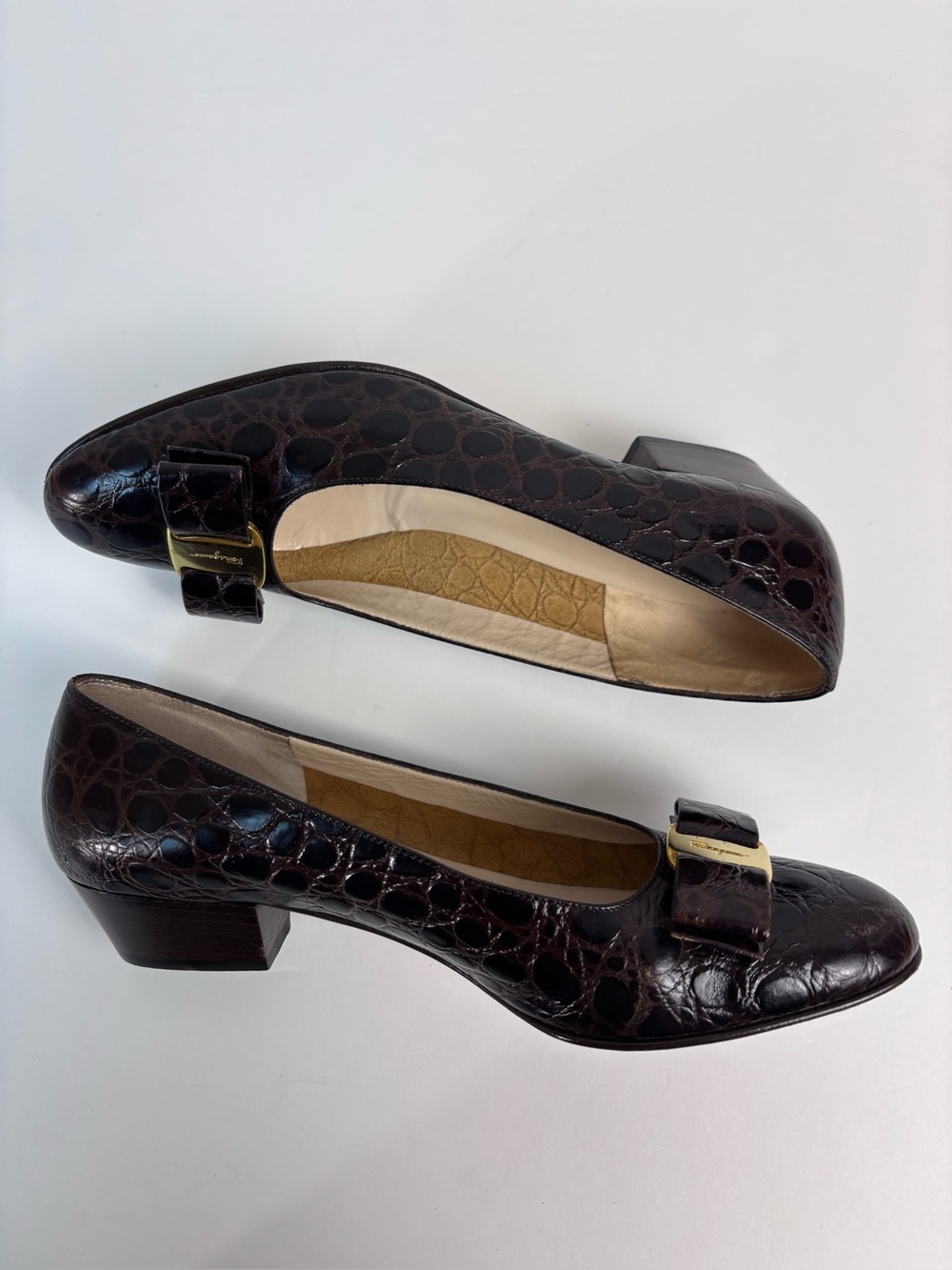 Vintage Salvatore Ferragamo Croc-Embossed Leather Vara Bow Pumps Brown Sz 7B - Picture 9 of 15